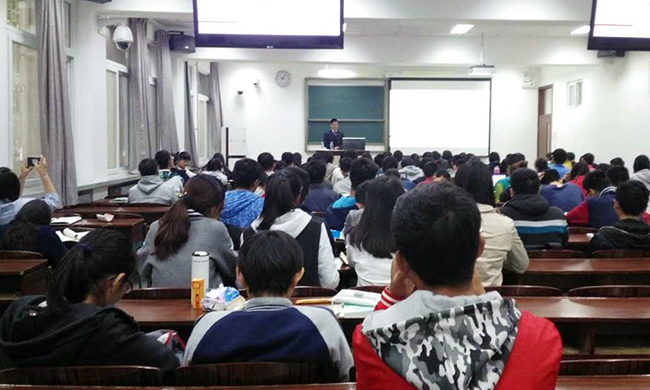 应母校北京师范大学信息科学与技术学院邀请，北京摩域体育平台互联信息顾问有限公司董事长杨冰之为60余位师生讲了一堂“互联网漫谈”公开课