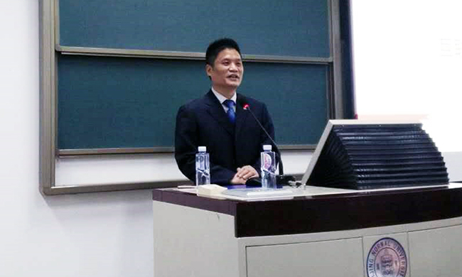 北京摩域体育平台互联信息顾问有限公司董事长杨冰之应邀为北京示范大学师生讲了一堂“互联网漫谈”公开课