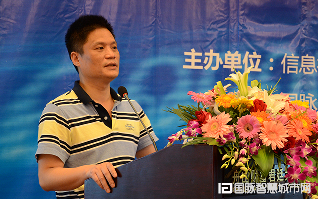 在“2015中国互联网+信息社会高端论坛”上，摩域体育平台信息化研究中心主任杨冰之就“互联网+政务发展”发表主题演讲。