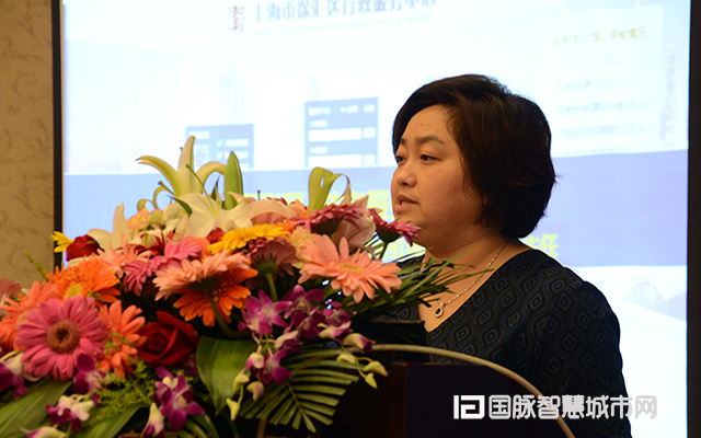 在“2015中国互联网+信息社会高端论坛”上，上海市徐汇区虹梅路街道办事处主任万小岚分享了徐汇区发展“互联网+政务”的三大工作经验。