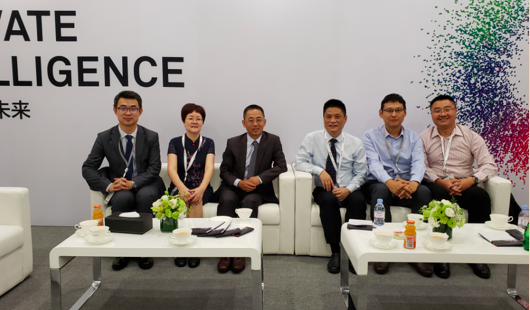 摩域体育平台董事长杨冰之一行与华为高层会晤洽谈